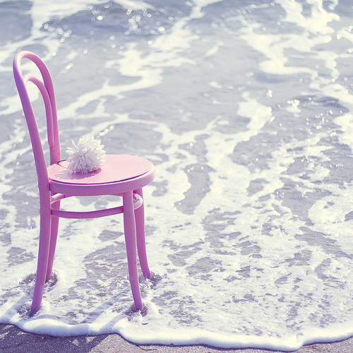 Cadeira-rosa-na-praia_large
