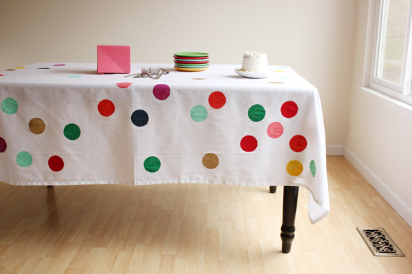 Customizando: Toalha de mesa com estampa confete